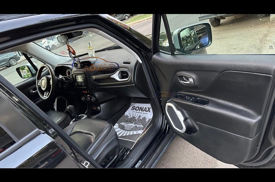 Renegade Jeep أسود