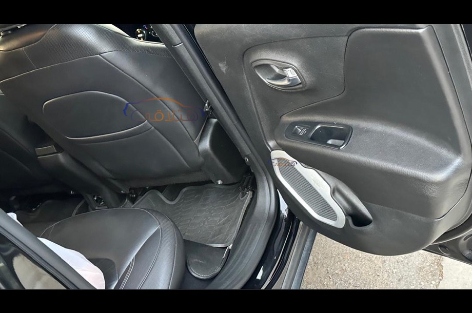 Renegade Jeep أسود