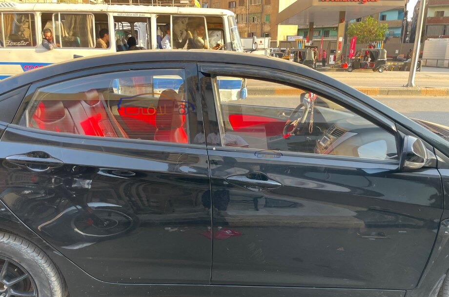 Accent RB Hyundai أسود