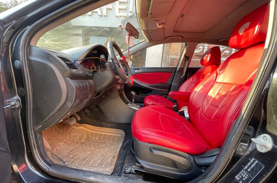 Accent RB Hyundai أسود