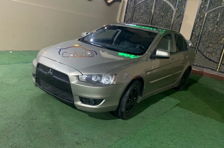 Lancer EX Shark Mitsubishi ذهبي