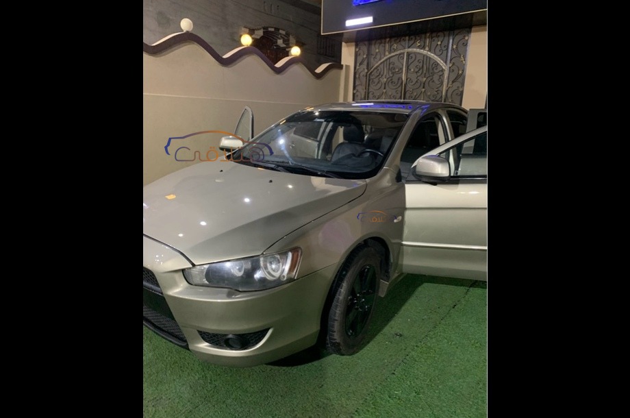 Lancer EX Shark Mitsubishi ذهبي