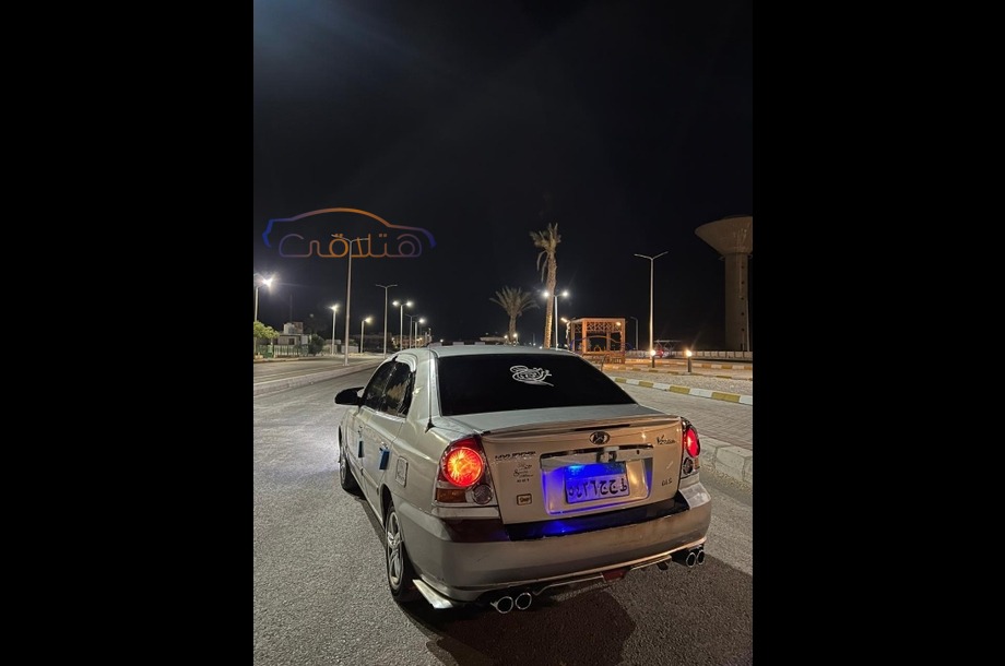 Verna Hyundai فضي