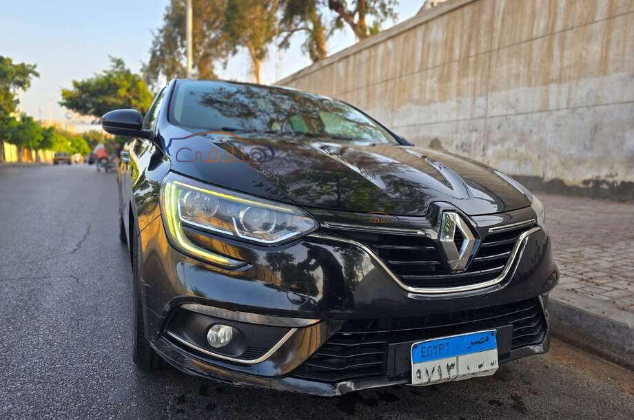 Megane Renault أسود