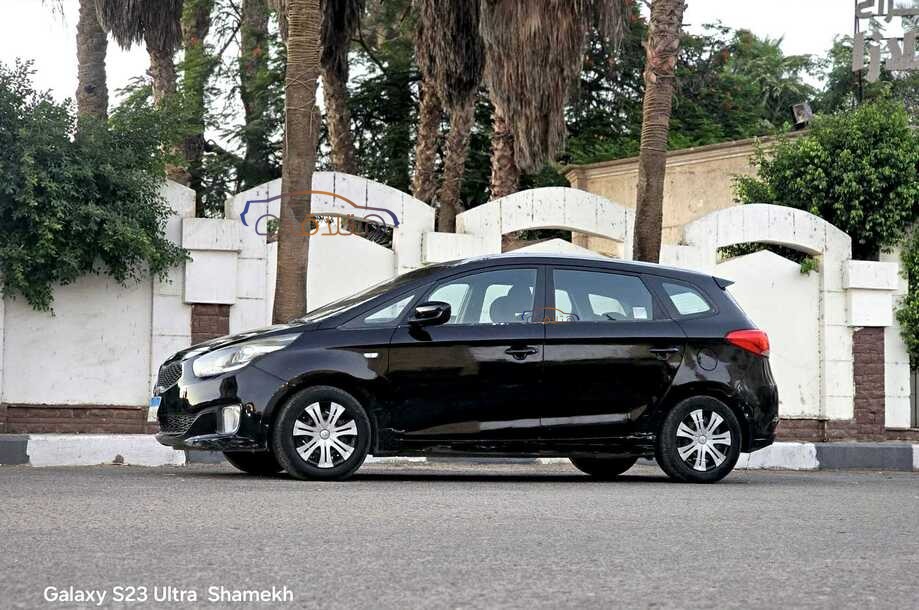 Carens Kia أسود