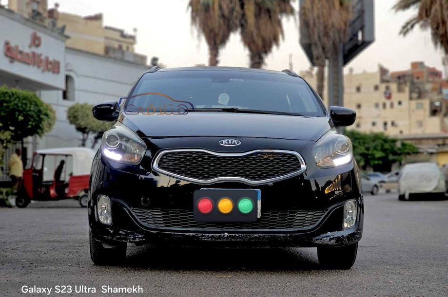Carens Kia أسود