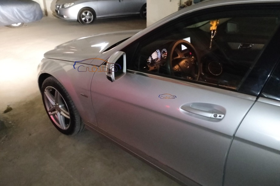 C 200 Mercedes فضي