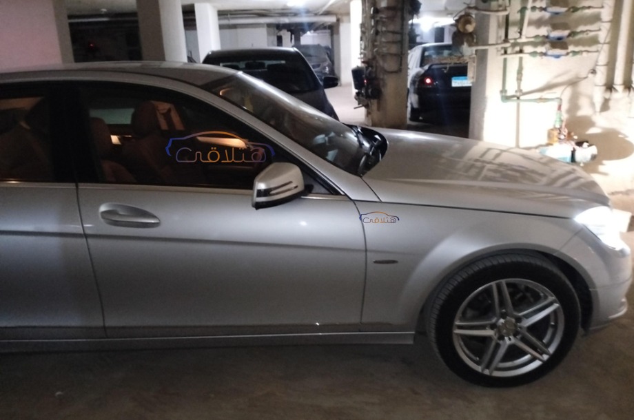 C 200 Mercedes فضي