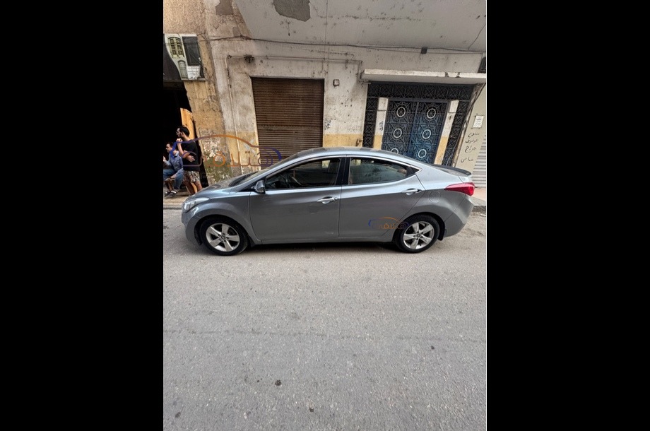 Elantra Hyundai فضي