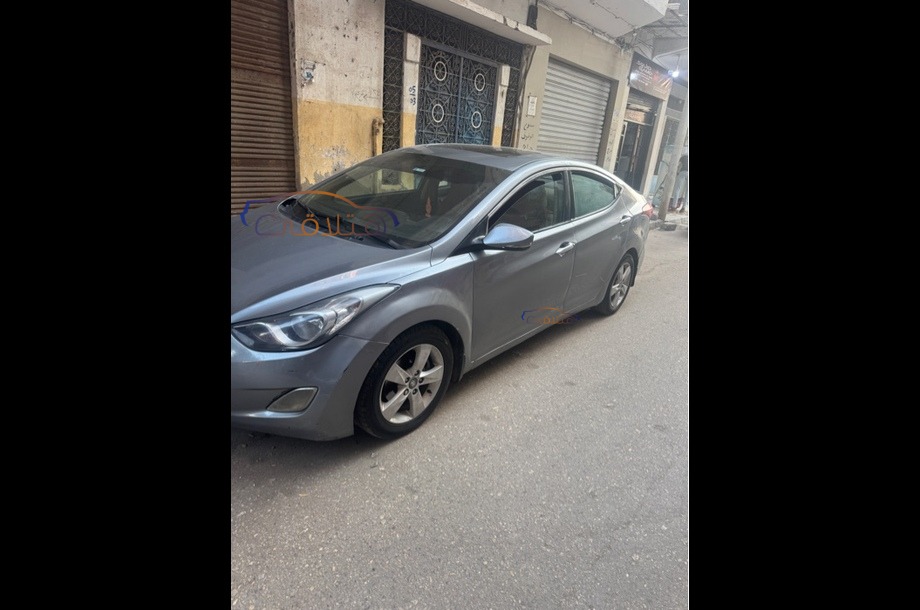 Elantra Hyundai فضي
