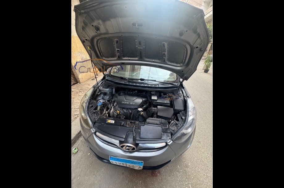 Elantra Hyundai فضي
