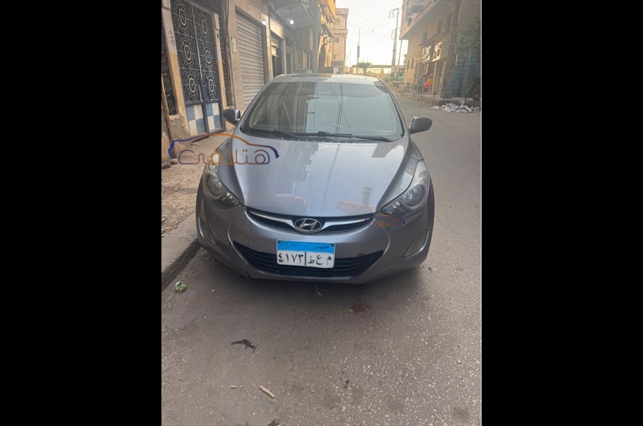 Elantra Hyundai فضي