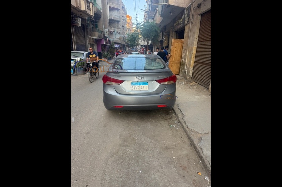 Elantra Hyundai فضي