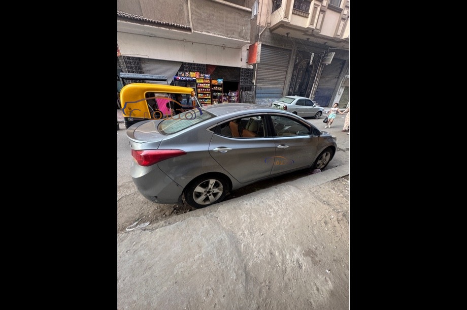 Elantra Hyundai فضي