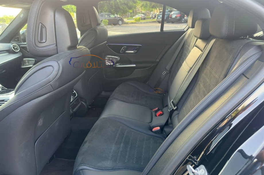 C 180 Mercedes أسود