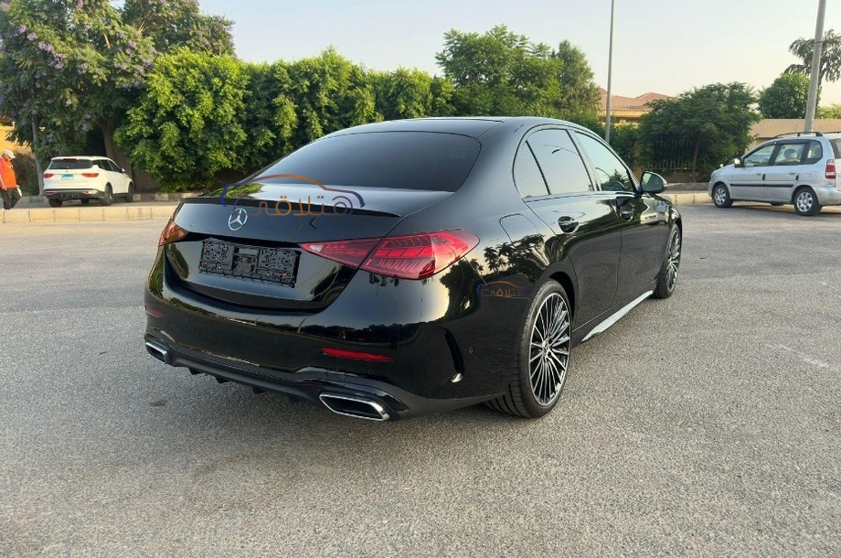 C 180 Mercedes أسود