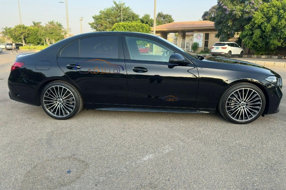 C 180 Mercedes أسود