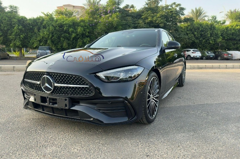 C 180 Mercedes أسود
