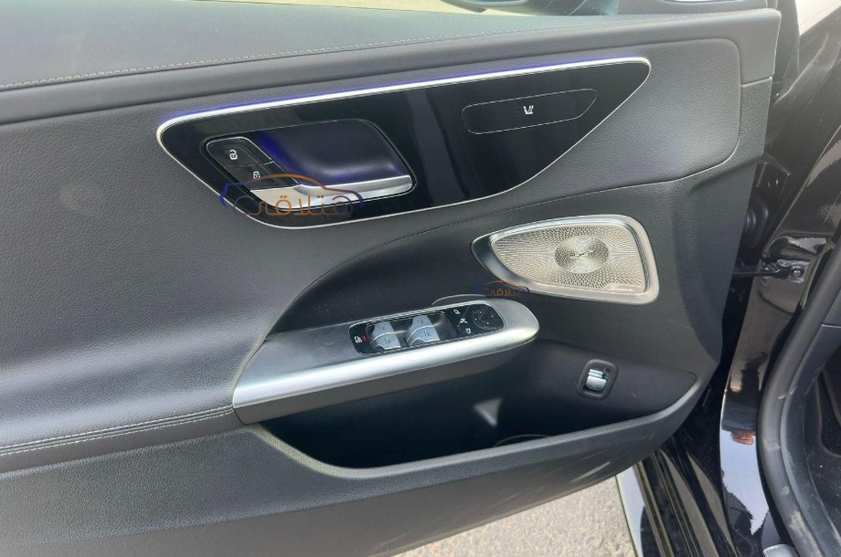 C 180 Mercedes أسود