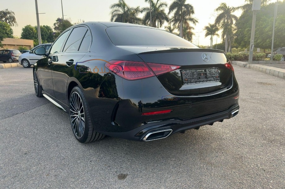 C 180 Mercedes أسود