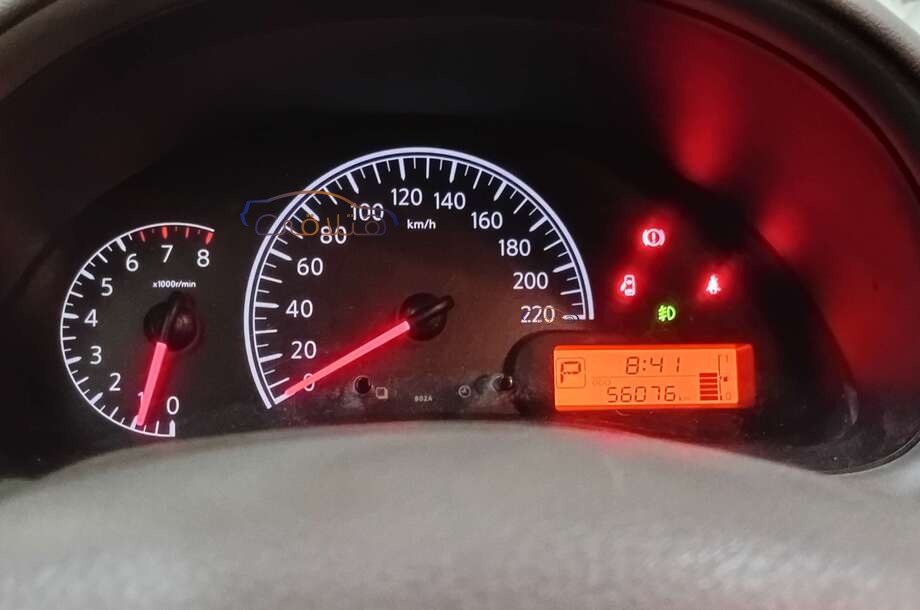 Sunny Nissan احمر