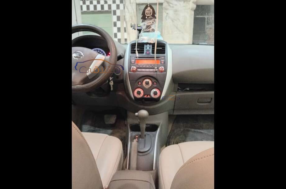 Sunny Nissan احمر