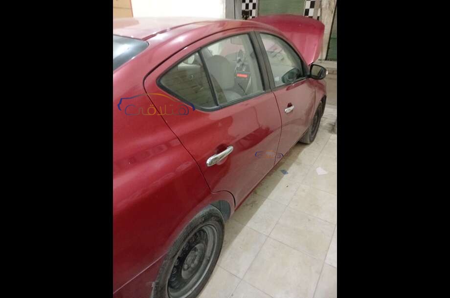 Sunny Nissan احمر