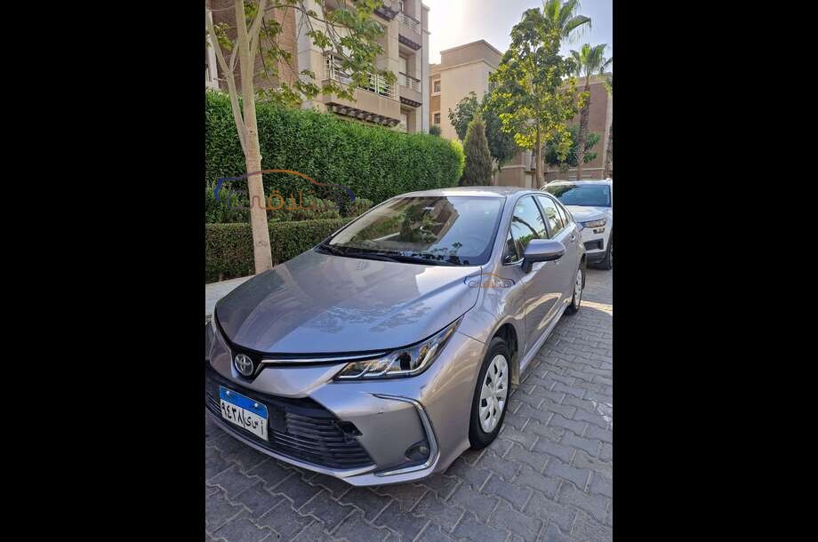Corolla Toyota فضي