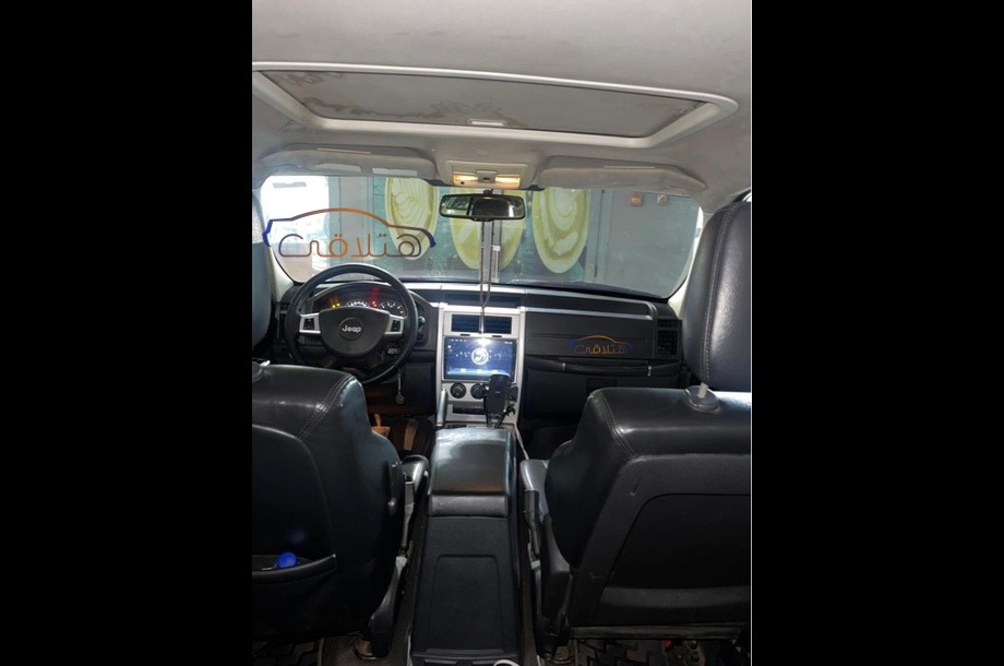 Grand Cherokee Jeep أسود