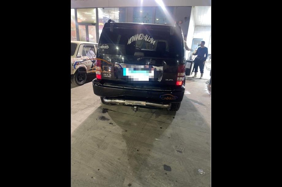 Grand Cherokee Jeep أسود