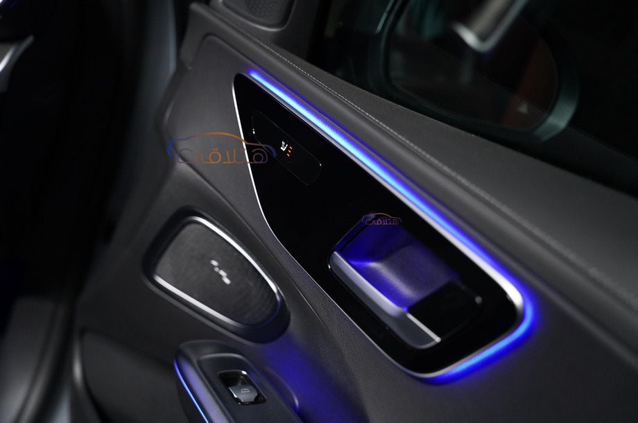 C 200 Mercedes فضي