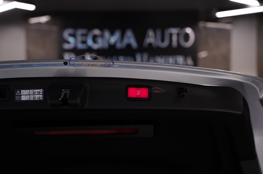 C 200 Mercedes فضي