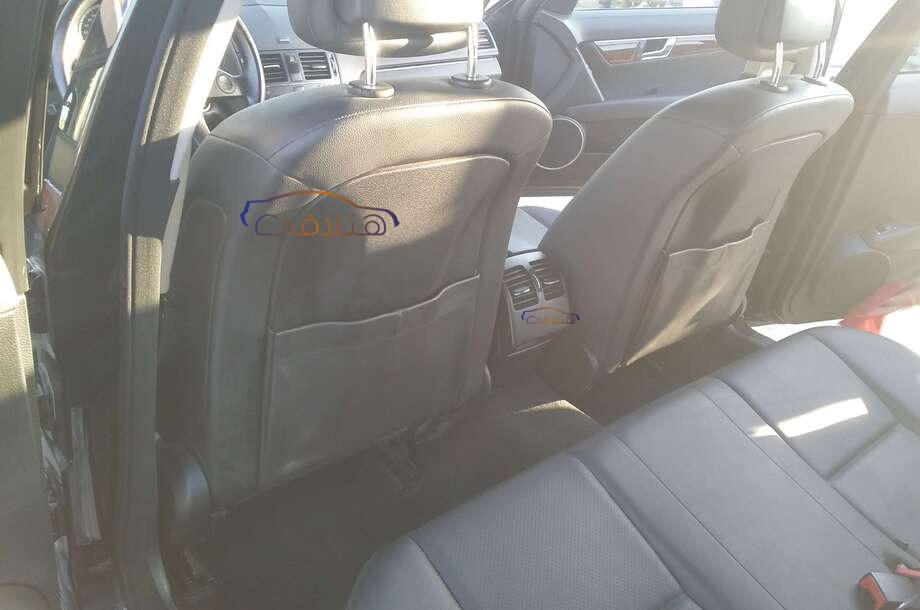 C 180 Mercedes أسود