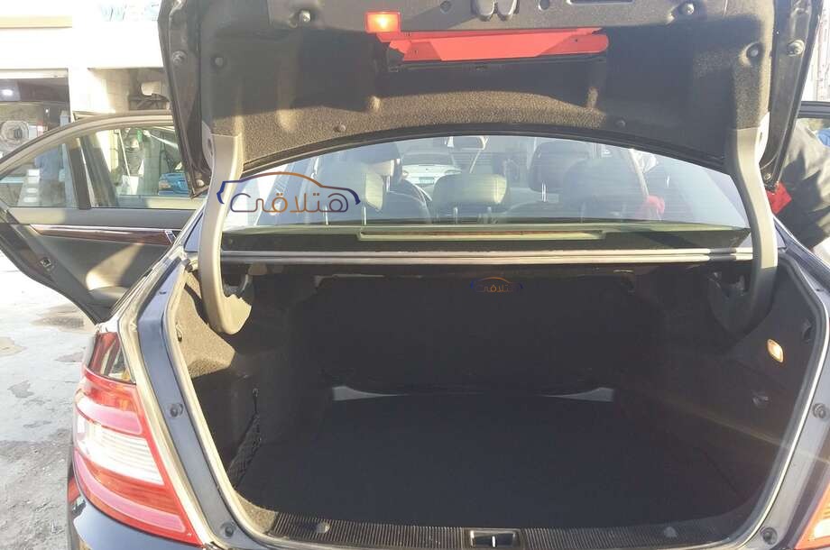 C 180 Mercedes أسود