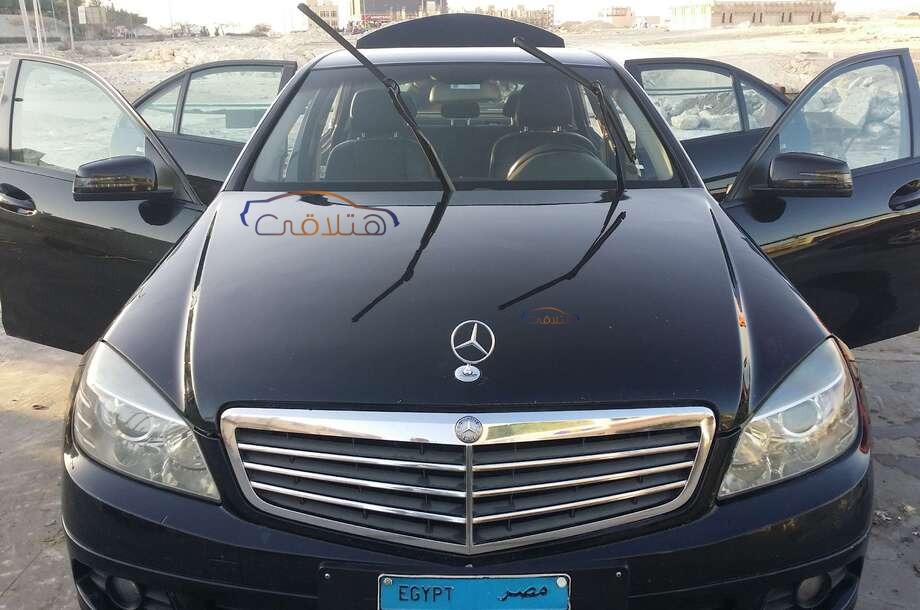 C 180 Mercedes أسود
