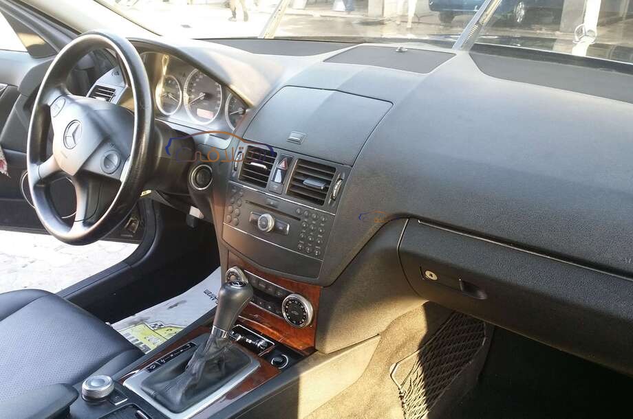 C 180 Mercedes أسود