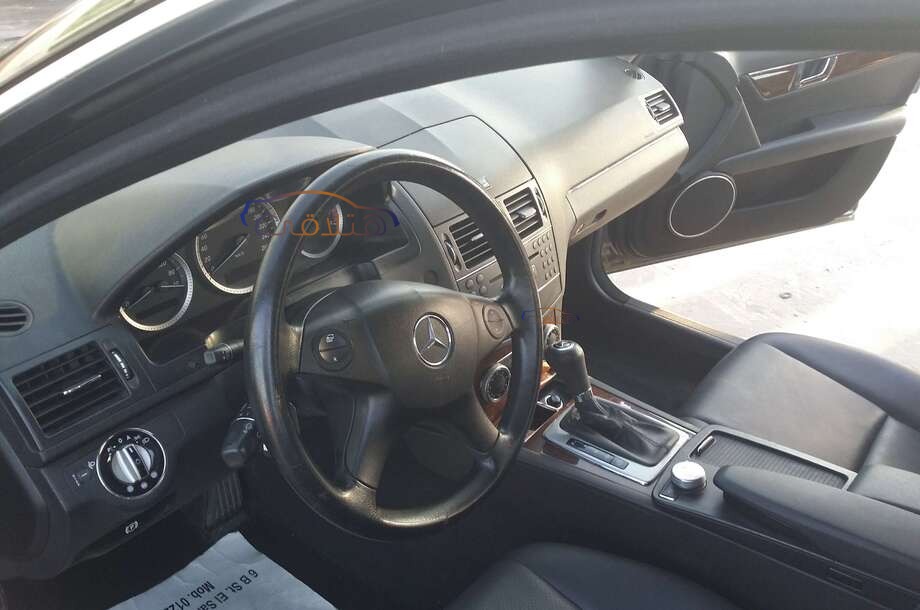 C 180 Mercedes أسود