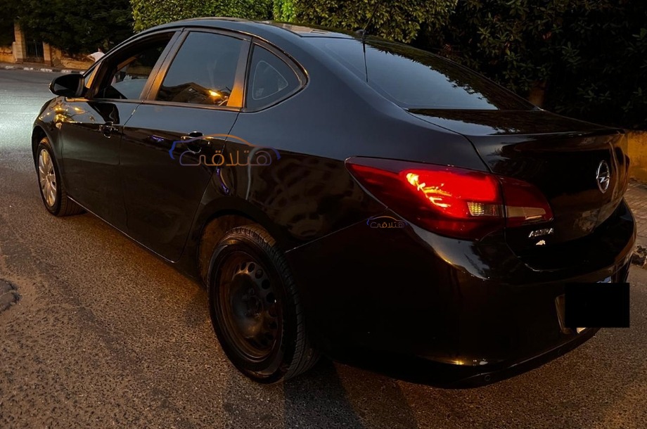 Astra Opel أسود