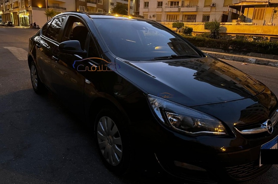 Astra Opel أسود