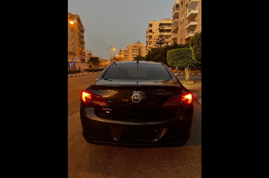 Astra Opel أسود