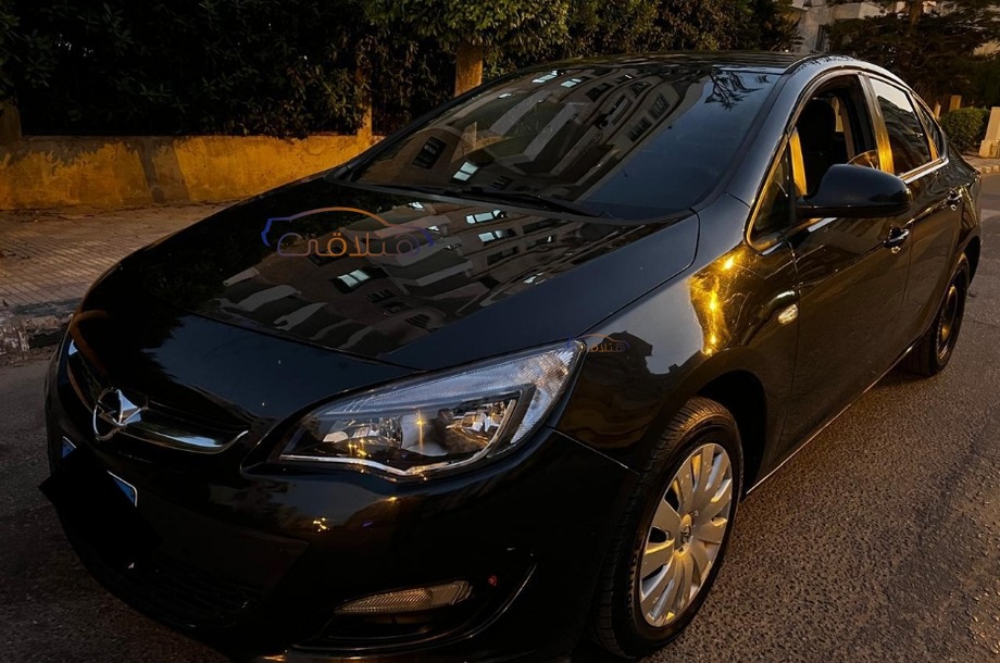 Astra Opel أسود