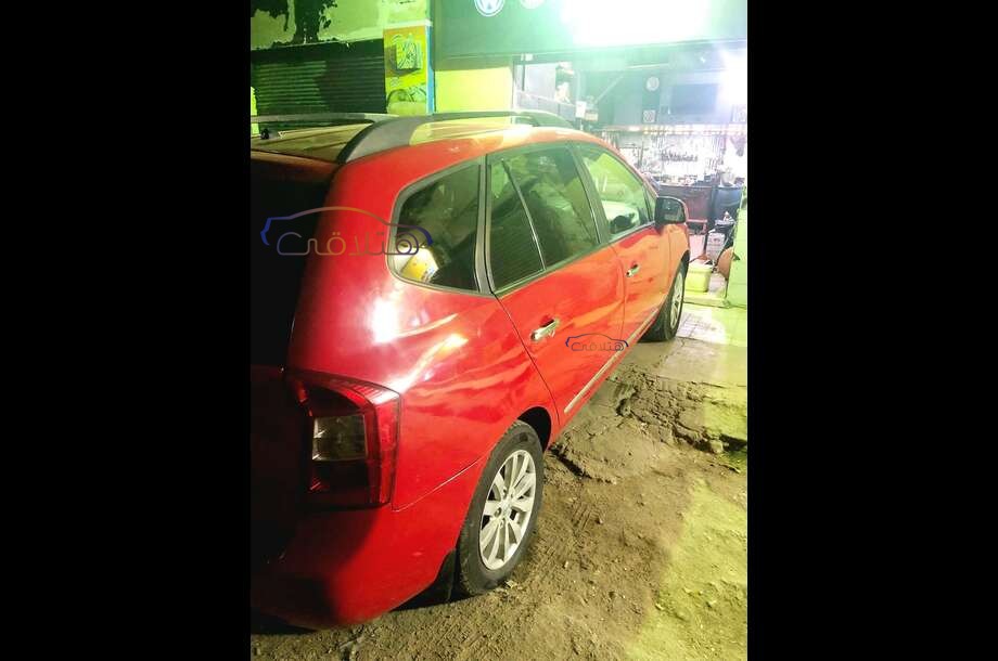 Carens Kia احمر