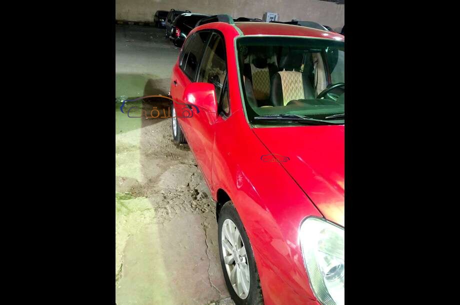 Carens Kia احمر