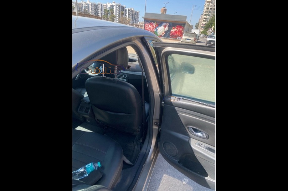 Fluence Renault ذهبي