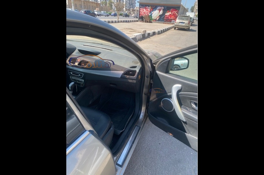 Fluence Renault ذهبي