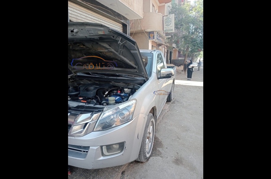 D max Isuzu فضي