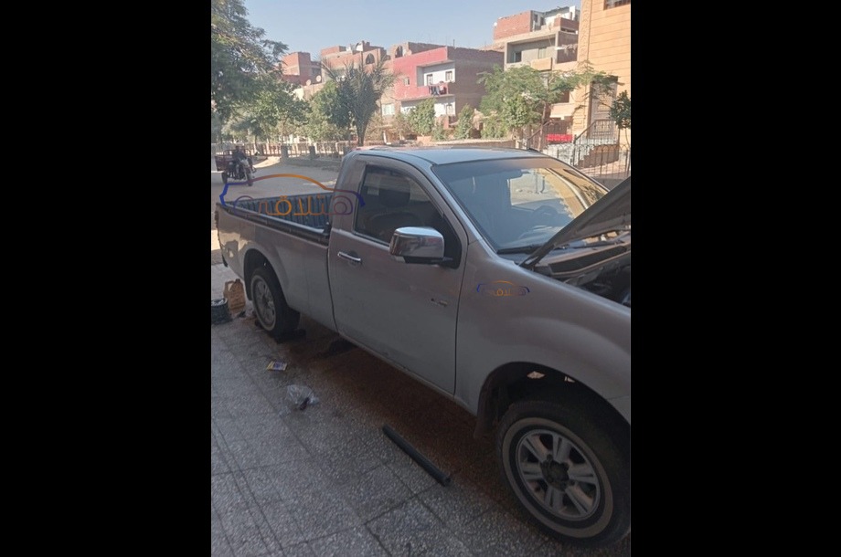 D max Isuzu فضي