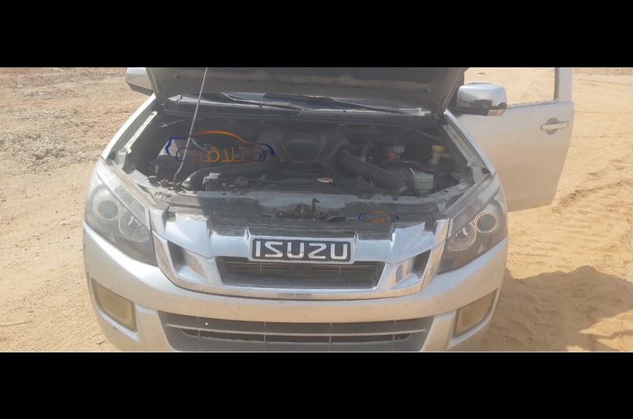 D max Isuzu فضي