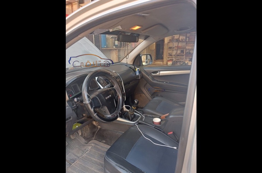 D max Isuzu فضي