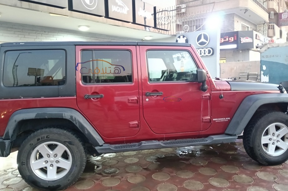 Wrangler Jeep احمر غامق